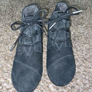 Hardly worn. Left an office setting so I never got to enjoy them